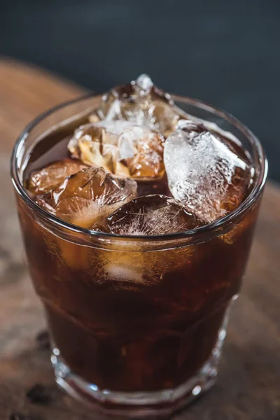 Nahaufnahme von Glas mit kalt gebrühtem Kaffee mit Eiswürfeln — Stockfoto