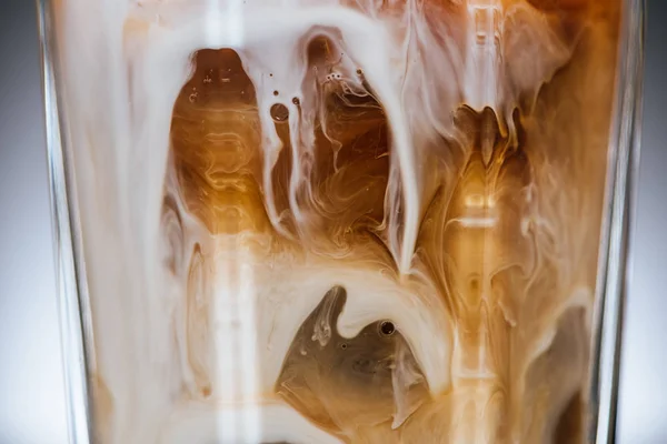 Vista de perto de café gelado frio com leite em vidro — Fotografia de Stock