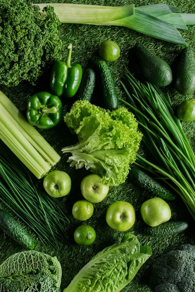 Vista superior de verduras verdes apetitosas maduras en la hierba, concepto de alimentación saludable — Stock Photo