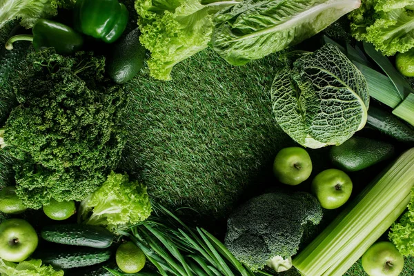 Blick von oben auf grünes Gemüse und Obst auf Gras, gesundes Ernährungskonzept — Stockfoto