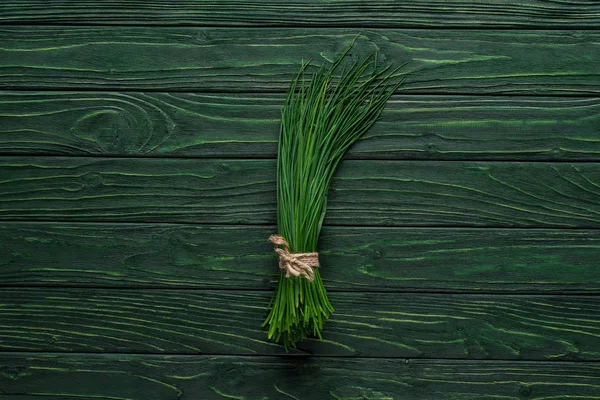 Vista dall'alto di mazzo di erba cipollina sul tavolo di legno, concetto di alimentazione sana — Foto stock
