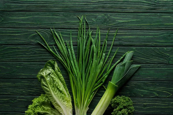 Vista superior da cebola verde, alho-poró e salsa na mesa de madeira, conceito de alimentação saudável — Fotografia de Stock