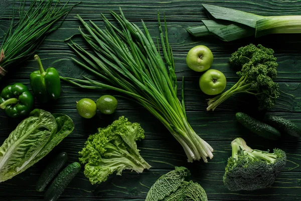 Vista superior de cebolla verde, manzanas y brócoli en la mesa de madera, concepto de alimentación saludable - foto de stock