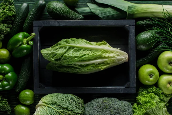 Vista superior de repolho em caixa de madeira entre vegetais verdes, conceito de alimentação saudável — Fotografia de Stock