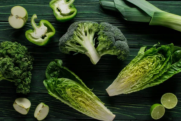 Vista superior de las verduras verdes en la mesa verde, concepto de alimentación saludable — Stock Photo