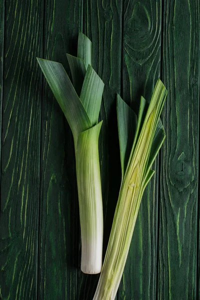 Вид зеленого лука-порея на деревянный стол, концепция здорового питания — стоковое фото