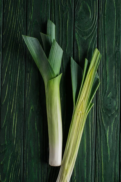 Vista superior del puerro verde en la mesa de madera, concepto de alimentación saludable - foto de stock