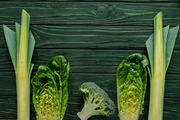 Vista superior del puerro verde, repollo y brócoli en la mesa de madera, concepto de alimentación saludable - foto de stock