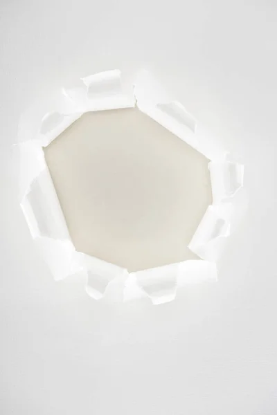 Papel rasgado branco com espaço de cópia no centro — Fotografia de Stock