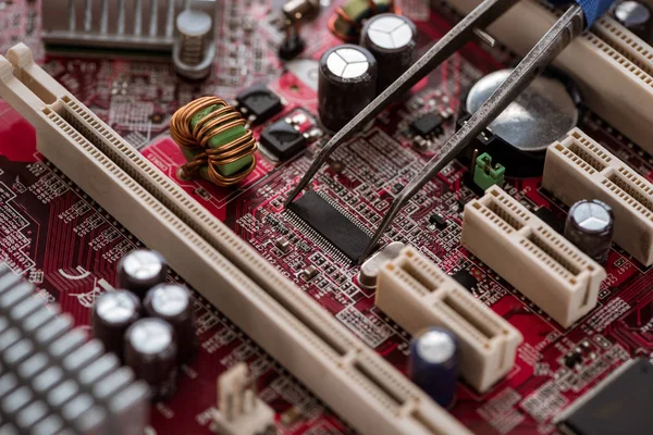 Vista de primer plano de la placa principal con detalles y componentes electrónicos — Stock Photo