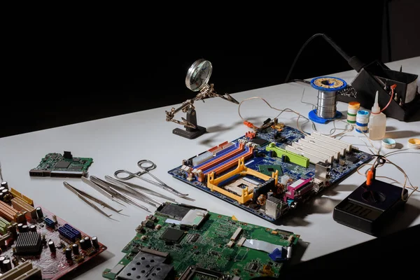 Placa de circuitos y equipos de ingeniería en la mesa - foto de stock