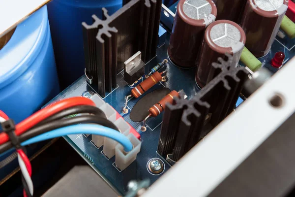 Standard-Motherboard mit Elektrolytkondensatoren und Elementen — Stockfoto