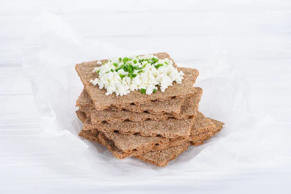 Vista close-up de saborosos biscoitos crocantes com queijo cottage — Fotografia de Stock