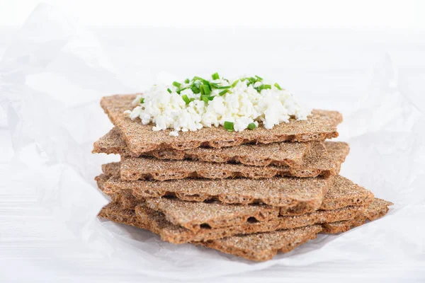 Close-up view of tasty crispy crackers with cottage cheese — Stock Photo