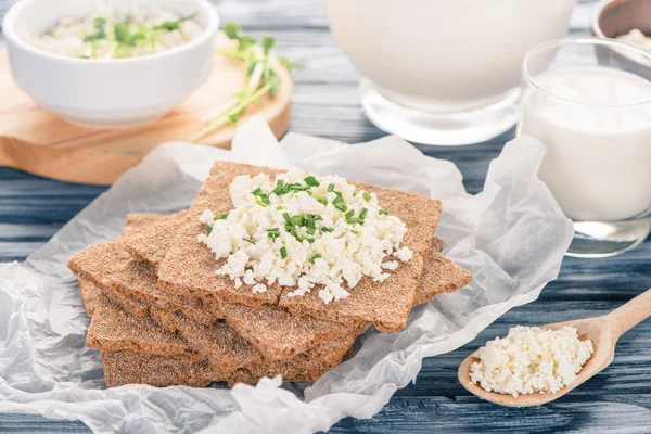 Vista close-up de biscoitos com queijo cottage na mesa de madeira — Fotografia de Stock