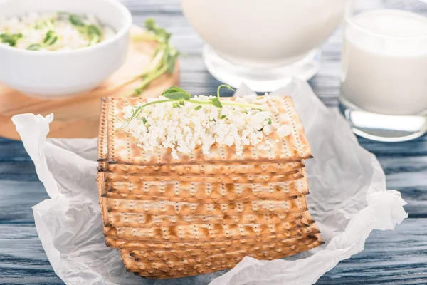 Close-up view of crackers with topping of cottage cheese on wooden table — Stock Photo