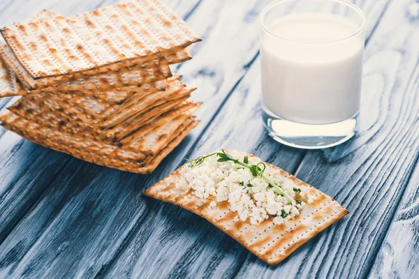 Close-up view of crackers with cottage cheese and glass of milk on wooden table — Stock Photo