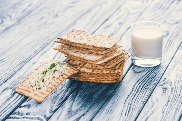 Crispy crackers with cottage cheese and glass of milk on wooden table — Stock Photo