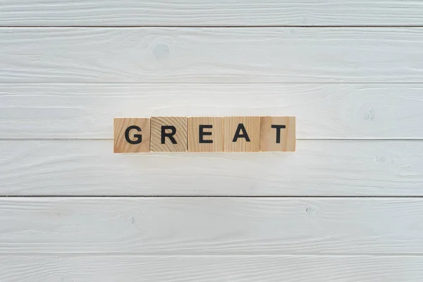 Vue du dessus d'une grande inscription faite de blocs sur une table en bois blanc — Photo de stock