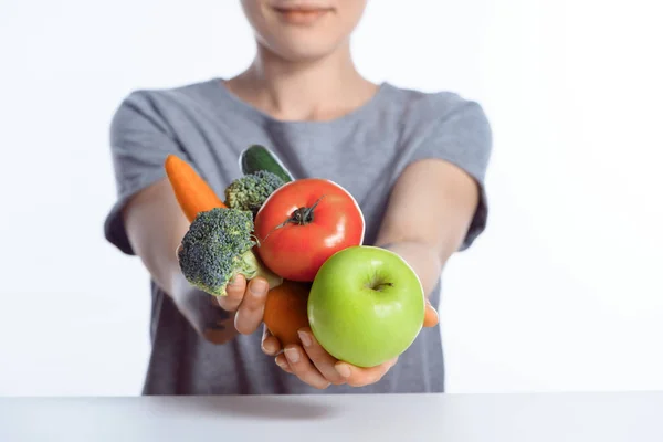 Vista de cerca de la mujer sosteniendo manzana fresca madura y verduras - foto de stock