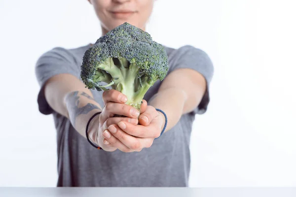 Close-up view of woman holding fresh ripe broccoli — Stock Photo