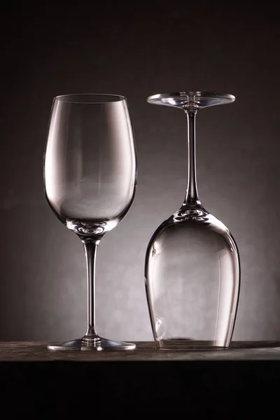 Deux verres à vin vides inversés sur noir — Photo de stock