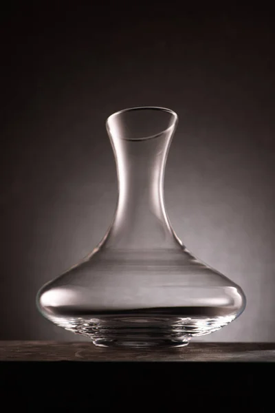 Carafe vide élégante pour alcool sur noir — Photo de stock