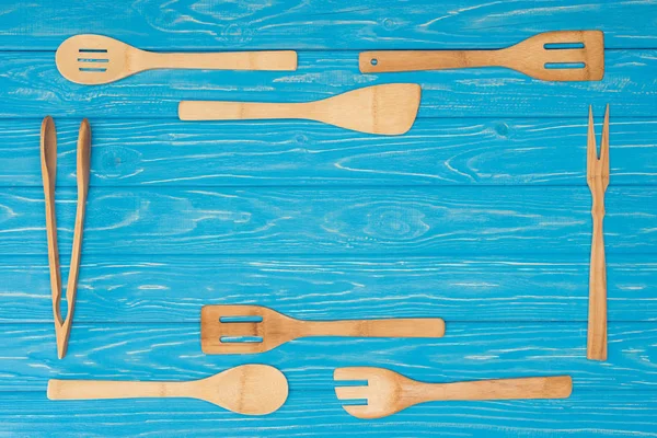 Vista superior do conjunto de utensílios de cozinha na mesa de madeira azul — Fotografia de Stock