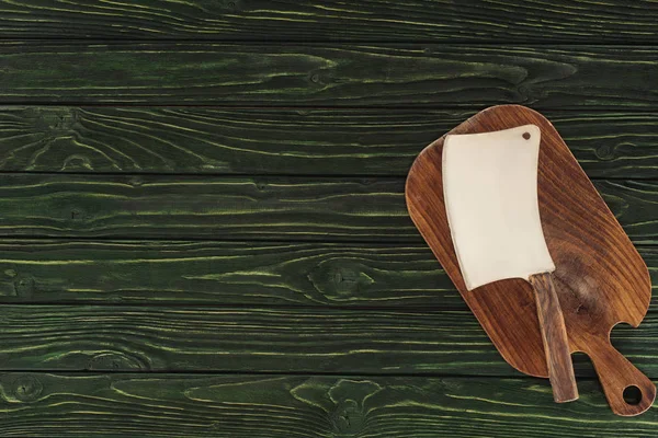 Вид зверху сокири м'ясника на дерев'яній обробній дошці на столі — стокове фото