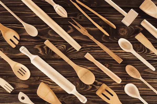 Vista superior del conjunto de utensilios de cocina en la mesa de madera - foto de stock
