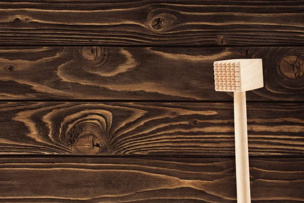 Вид зверху на дерев'яний м'ясний молоток на столі — стокове фото