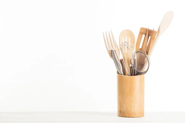 Vista close-up de peneira, uísque e utensílios de cozinha isolados sobre fundo branco — Fotografia de Stock