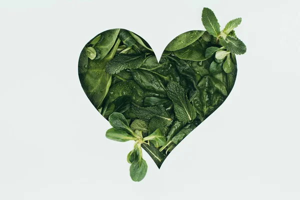 Bellissimo simbolo del cuore fatto di foglie verdi fresche con gocce di rugiada — Foto stock