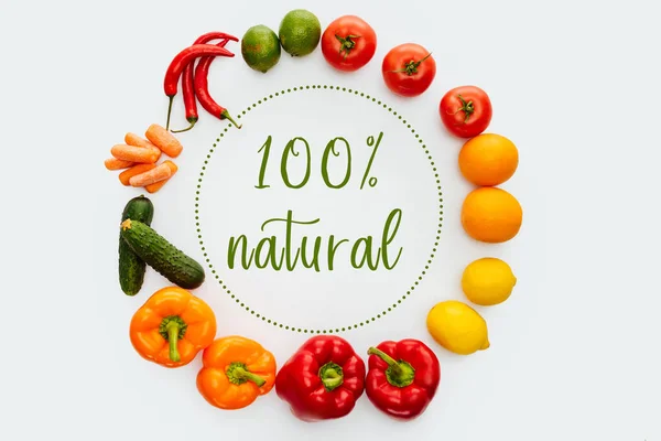 Vista dall'alto di cerchio di verdure e frutta con testo 100% Naturale isolato su bianco — Foto stock