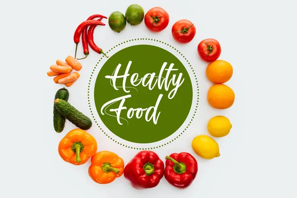 Вид зверху на коло з овочами та фруктами з текстом Здорова їжа ізольовано на білому — стокове фото