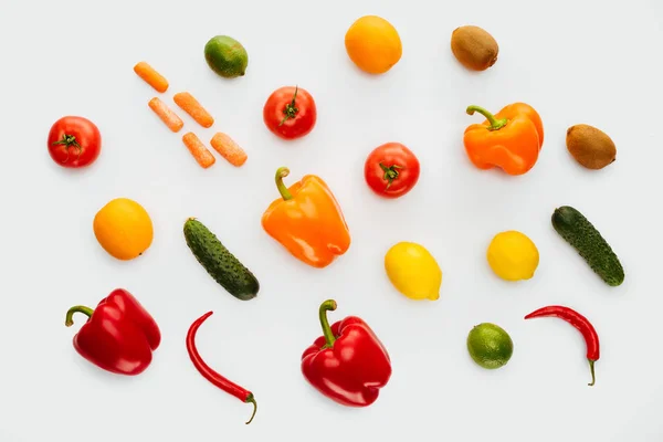 Vista superior del patrón de frutas y verduras de color aisladas en blanco - foto de stock