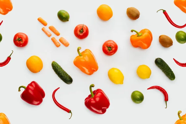 Vista superior da coleção de frutas e legumes coloridos isolados em branco — Fotografia de Stock