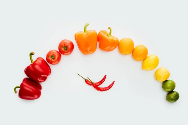 Draufsicht auf die Kurve farbigen Gemüses und Obst isoliert auf weiß — Stockfoto