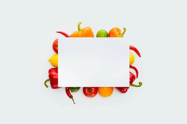 Vista superior de placard em branco em vegetais e frutas isoladas em branco — Fotografia de Stock