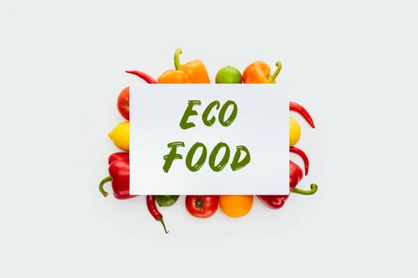 Vista superior de folha de papel com texto Eco Food em legumes e frutas isoladas em branco — Fotografia de Stock