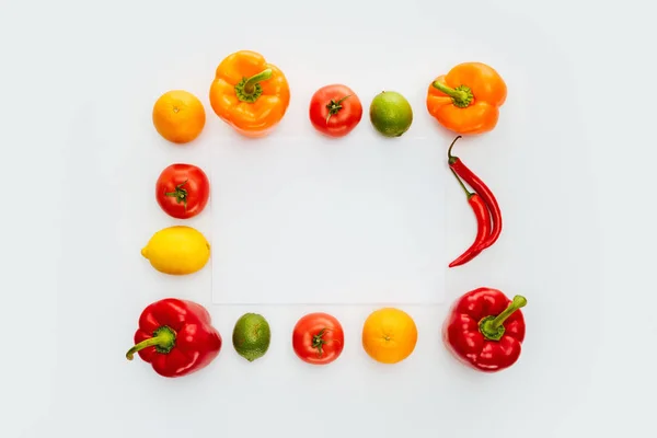 Vista superior del marco de verduras y frutas aisladas en blanco - foto de stock
