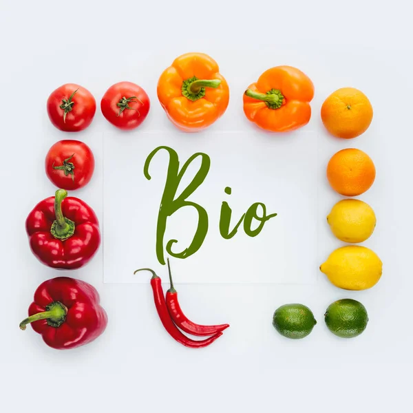 Vista superior del marco de verduras y frutas con la palabra Bio aislado en blanco - foto de stock