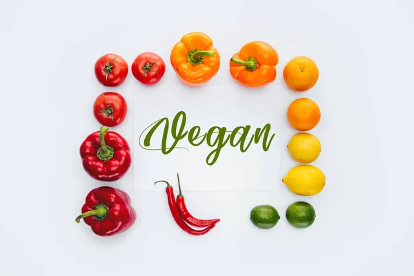 Vue du haut du cadre de légumes et fruits avec mot végétalien isolé sur blanc — Stock Photo