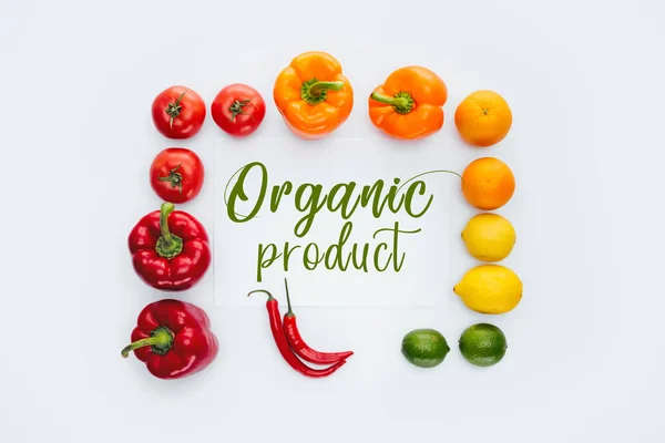 Верхний вид рамки из овощей и фруктов с текстом Organic Product isolated on white — стоковое фото