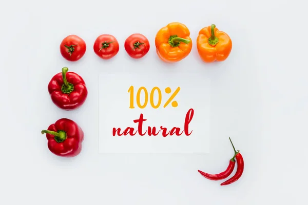 Vue du haut du cadre de légumes avec texte 100 % naturel isolé sur blanc — Photo de stock