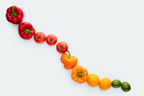 Vue du haut de la courbe des légumes et fruits isolés sur blanc — Photo de stock