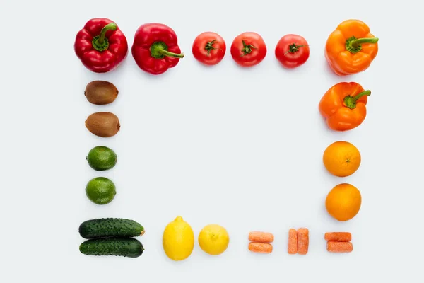 Vista superior do quadro com legumes e frutas isoladas em branco — Fotografia de Stock