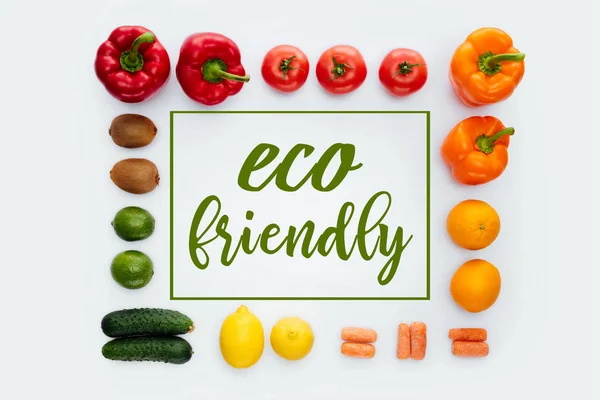 Vista superior do quadro com legumes e frutas e texto Eco Friendly isolado em branco — Fotografia de Stock