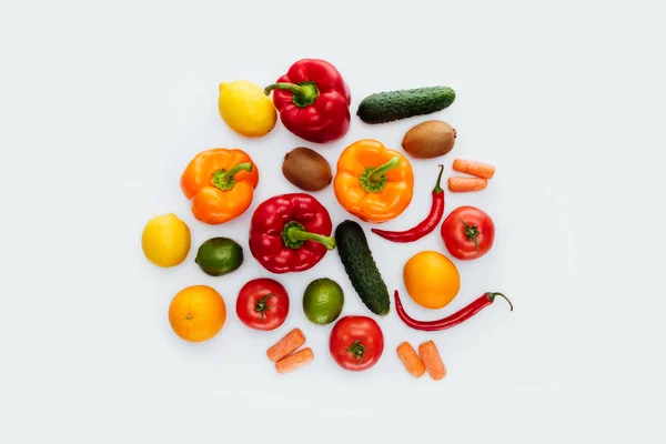 Vista superior de diferentes verduras y frutas aisladas en blanco - foto de stock