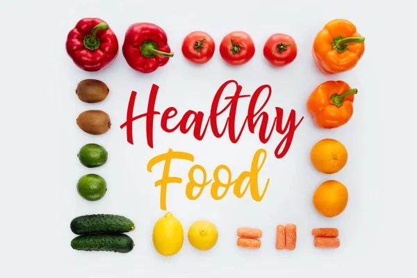 Vista superior do quadro com legumes e frutas e texto Alimentos saudáveis isolados em branco — Fotografia de Stock